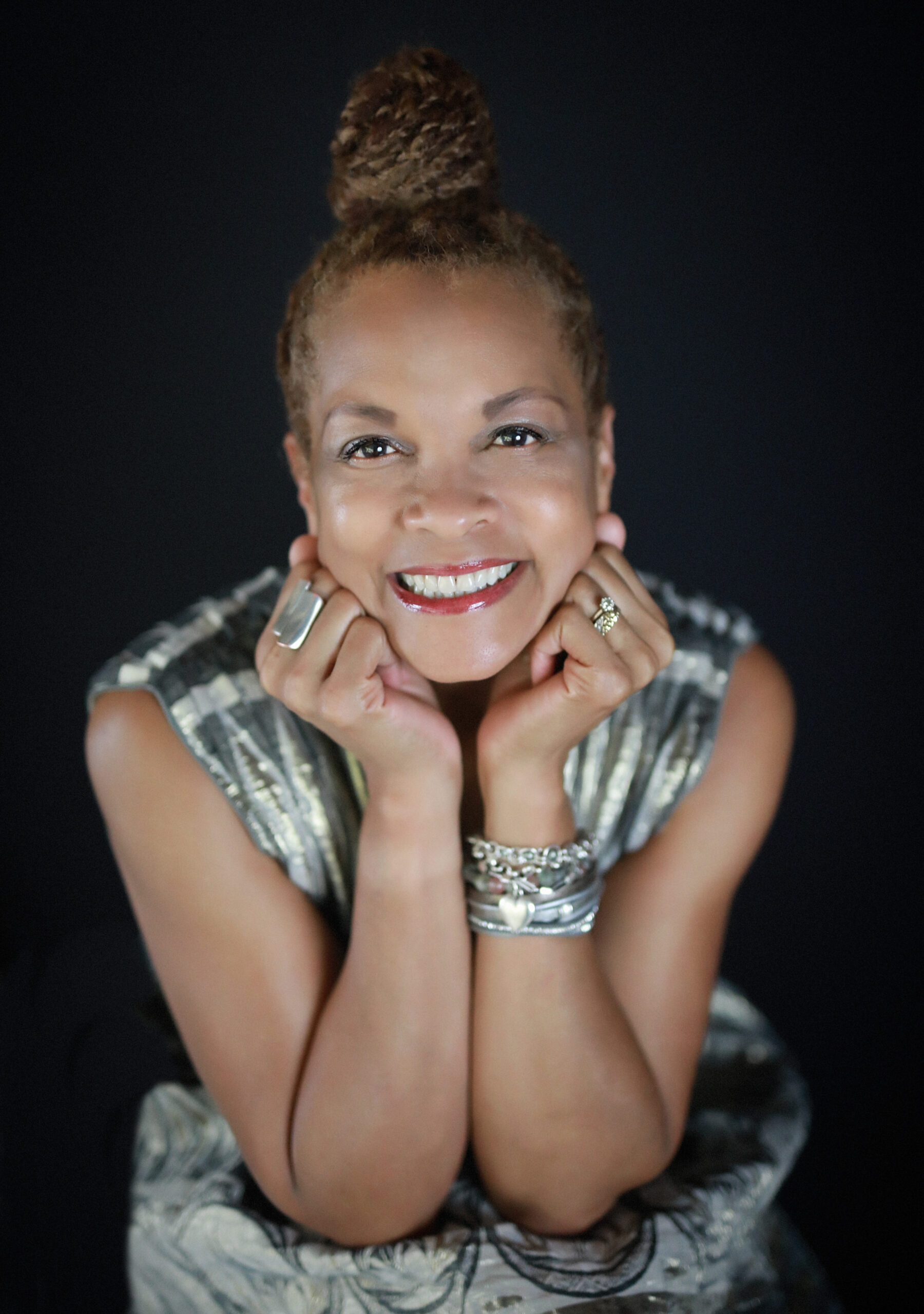 “Radiating Grace: The Timeless Beauty of a Joyful Soul”