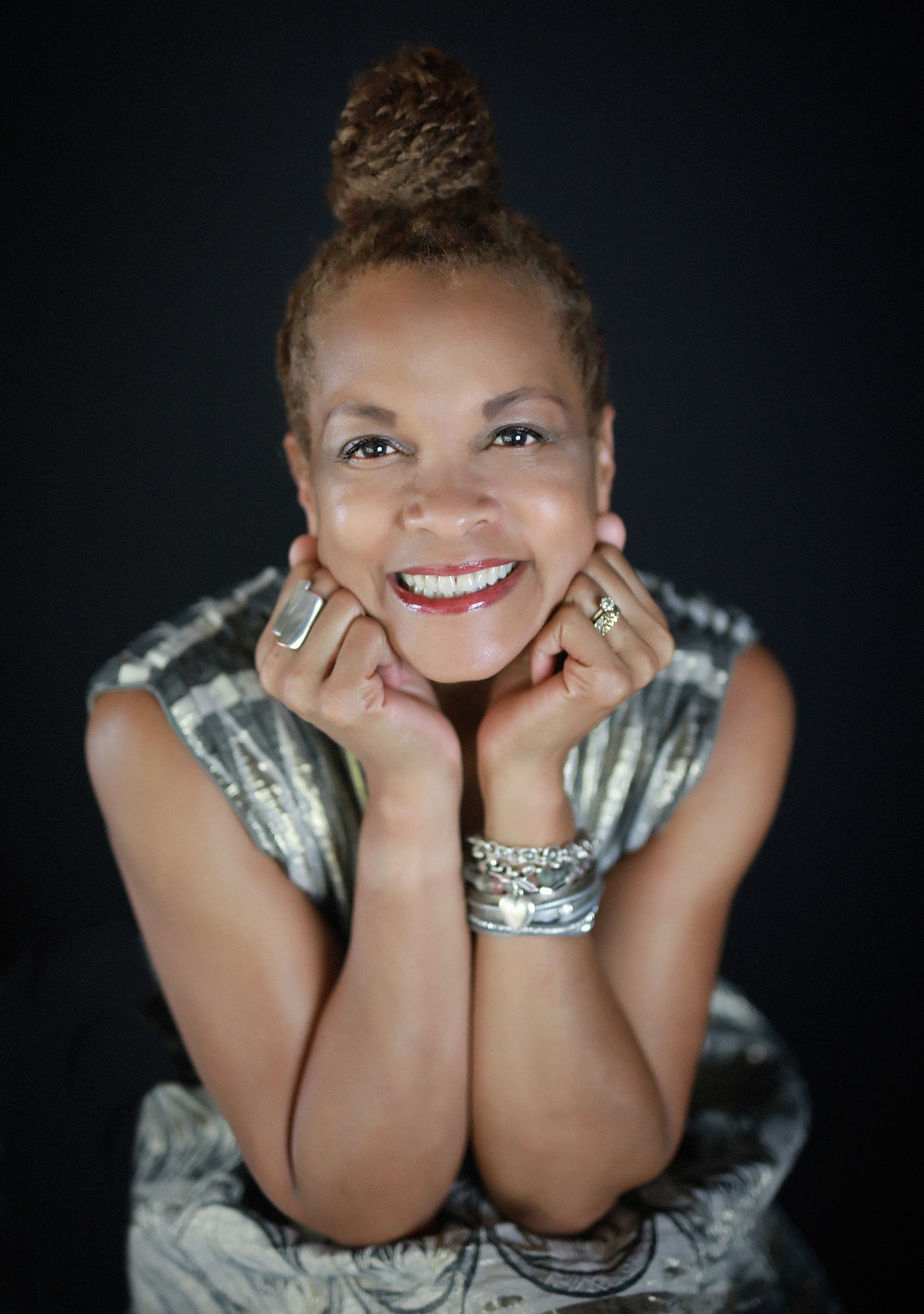 “Radiating Grace: The Timeless Beauty of a Joyful Soul”